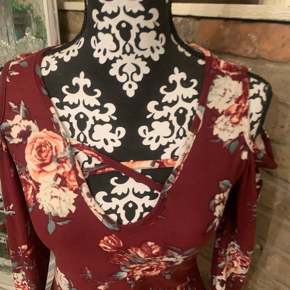 Rue 21 super cute floral red shirt, - Picture 3 of 8